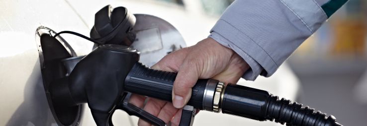 Tanken eines Autos mit einer Zapfpistole
