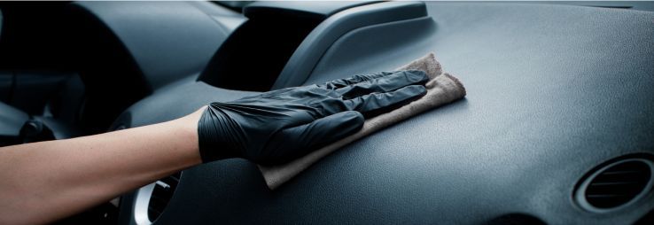 Detailreinigung des Cockpits mit einem Mikrofasertuch