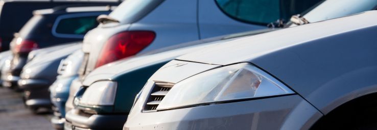 Eine Reihe parkender Autos an einem sonnigen Tag